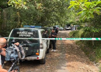 Investigan la aparición de dos personas calcinadas en el interior de un vehículo en Campo Lameiro