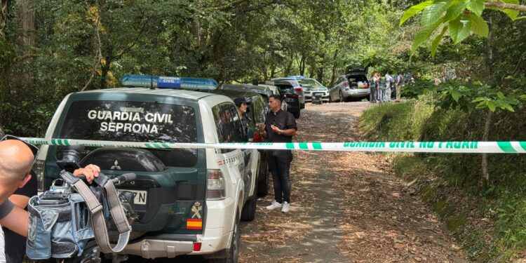 Investigan la aparición de dos personas calcinadas en el interior de un vehículo en Campo Lameiro