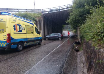 Herido un conductor al salirse de la vía en Ponteareas