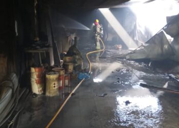 Extinguido el incendio que afectó a una fábrica de muebles de Salceda