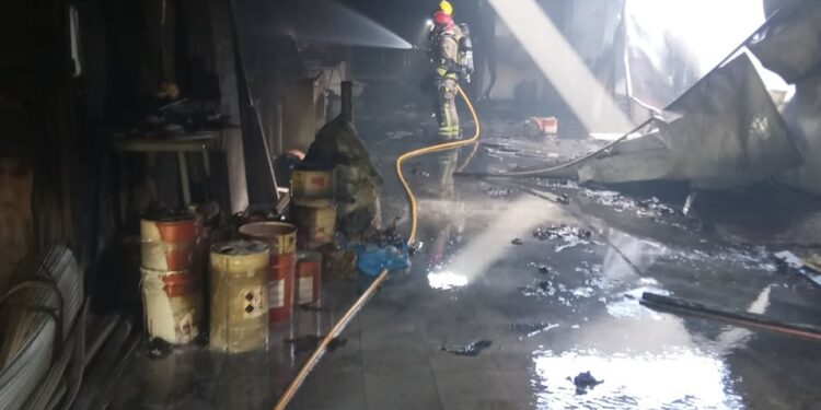 Extinguido el incendio que afectó a una fábrica de muebles de Salceda