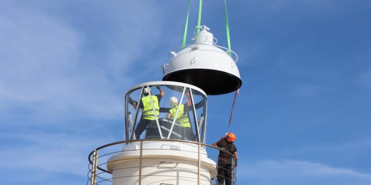 Un helicóptero transportará la nueva linterna del faro de Cíes