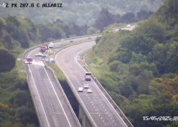 Corte total de la A-52 en sentido Vigo tras el accidente de un tráiler