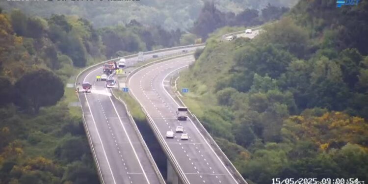 Corte total de la A-52 en sentido Vigo tras el accidente de un tráiler