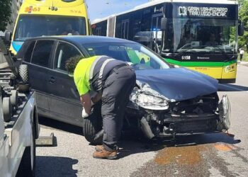 Cortada al tráfico la Avenida de Castelao por un aparatoso accidente