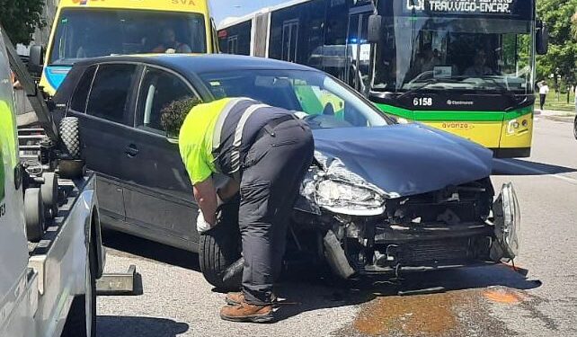 Cortada al tráfico la Avenida de Castelao por un aparatoso accidente