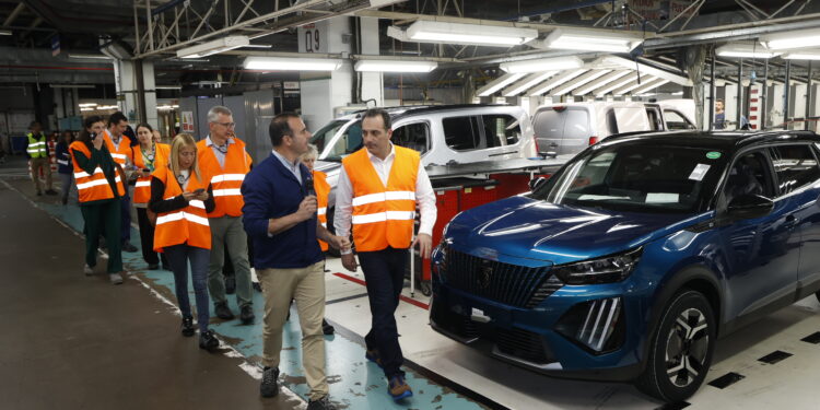 El nuevo CEO de Stellantis pasa revista a la factoría de Vigo: «Es un ejemplo de experiencia y madurez»