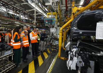 El nuevo CEO de Stellantis pasa revista a la factoría de Vigo: «Es un ejemplo de experiencia y madurez»