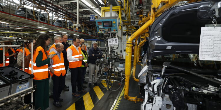 El nuevo CEO de Stellantis pasa revista a la factoría de Vigo: «Es un ejemplo de experiencia y madurez»