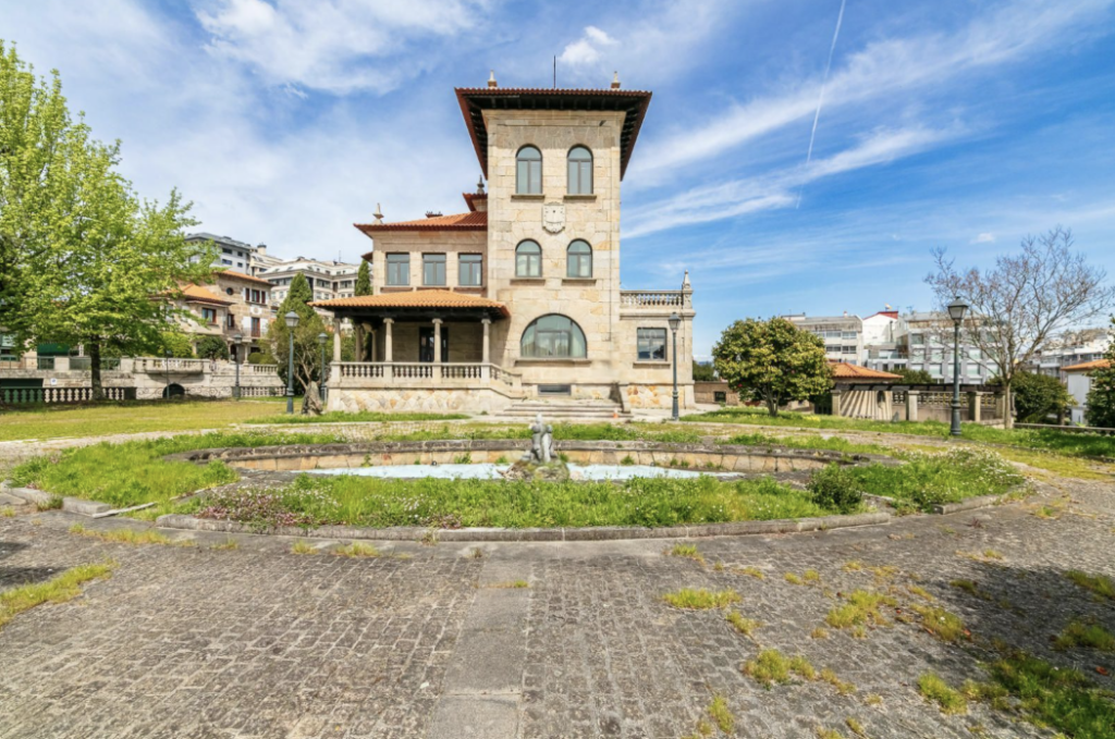 Fue construido por el emblemático arquitecto Antonio Cominges en 1949 para Enrique Lorenzo, un importante empresario responsable del desarrollo industrial de la ciudad de Vigo. Fundador de Factorías Vulcano, también fue presidente de la Diputación de Pontevedra y del Real Aero Club.
