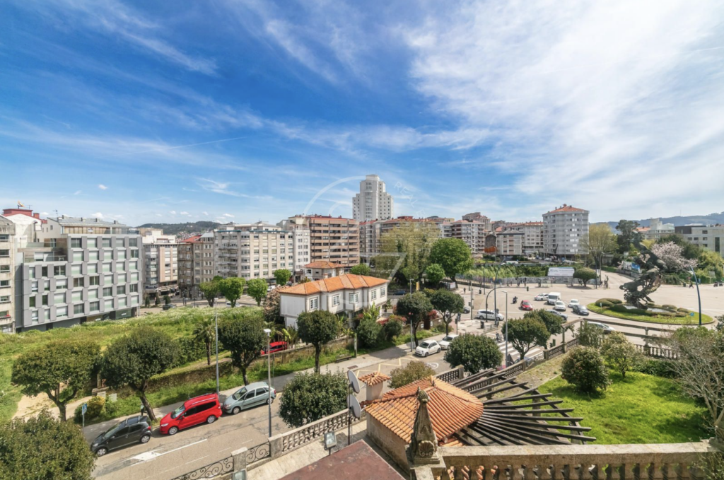 Fue construido por el emblemático arquitecto Antonio Cominges en 1949 para Enrique Lorenzo, un importante empresario responsable del desarrollo industrial de la ciudad de Vigo. Fundador de Factorías Vulcano, también fue presidente de la Diputación de Pontevedra y del Real Aero Club.