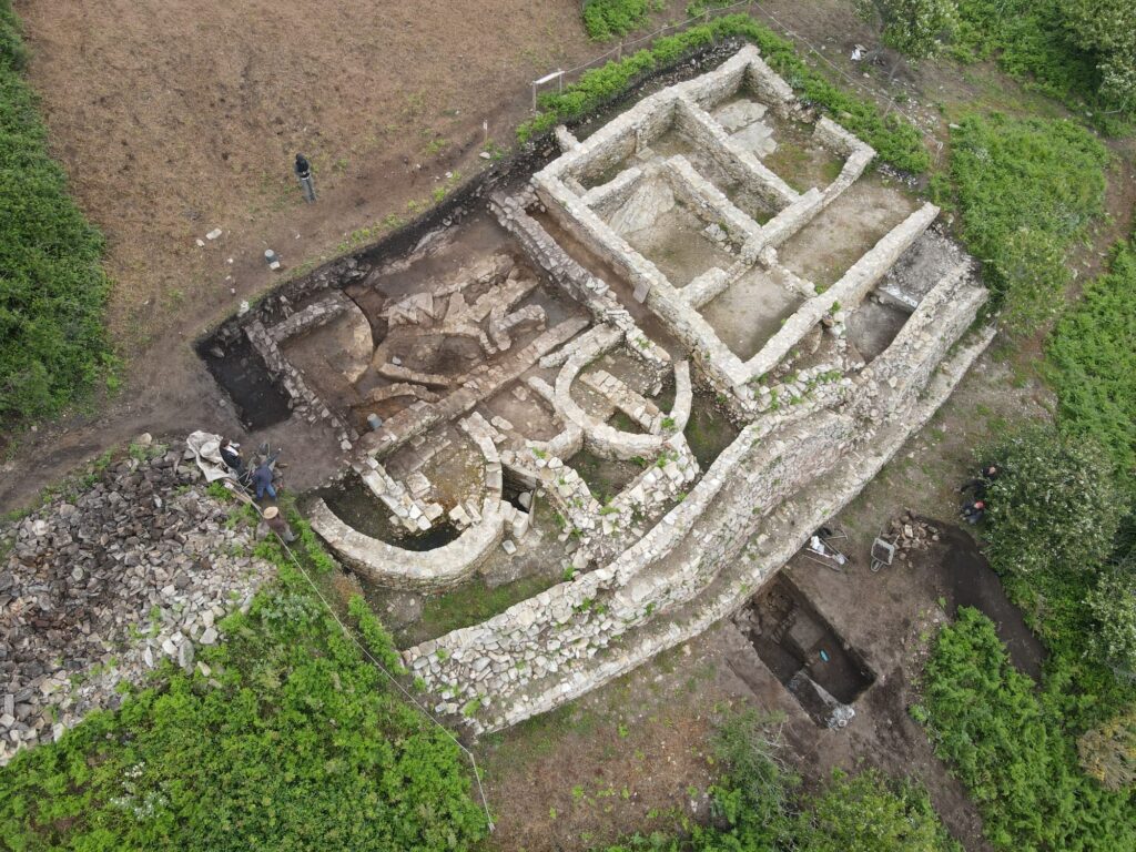 Hallazgos prerromanos en las Illas Atlánticas: monedas, ánforas y vivendas en el Castro dos Mouros