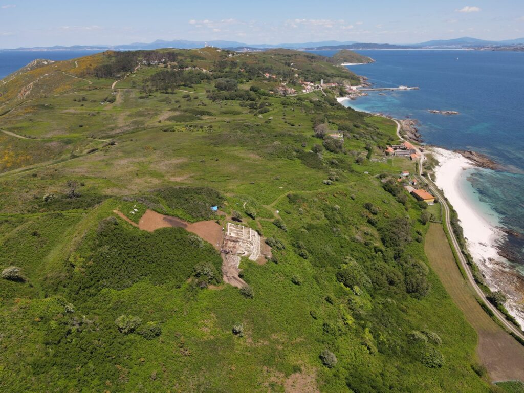 Hallazgos prerromanos en las Illas Atlánticas: monedas, ánforas y vivendas en el Castro dos Mouros