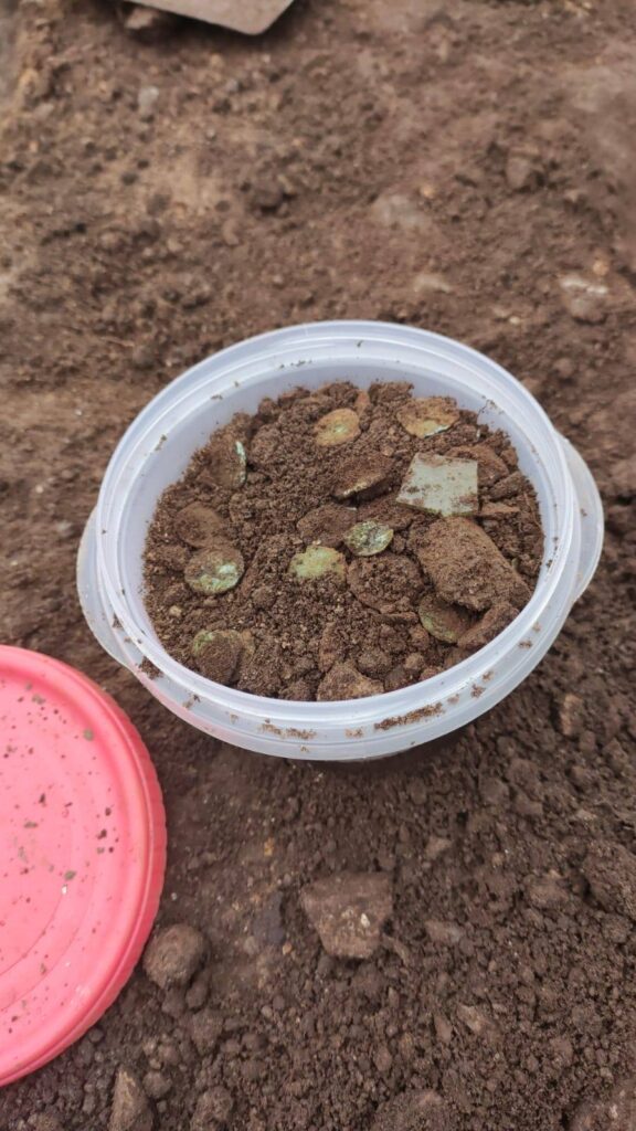 Hallazgos prerromanos en las Illas Atlánticas: monedas, ánforas y vivendas en el Castro dos Mouros