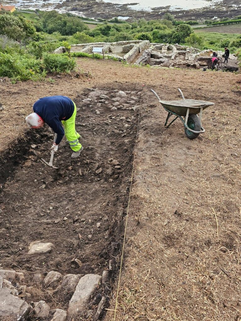 Hallazgos prerromanos en las Illas Atlánticas: monedas, ánforas y vivendas en el Castro dos Mouros