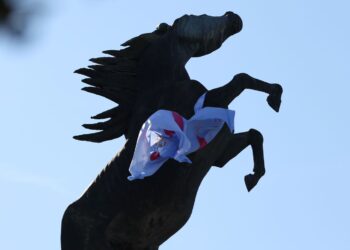 Las banderas del Celta ya ondean en los monumentos de Vigo y el Concello toma medidas en Praza América