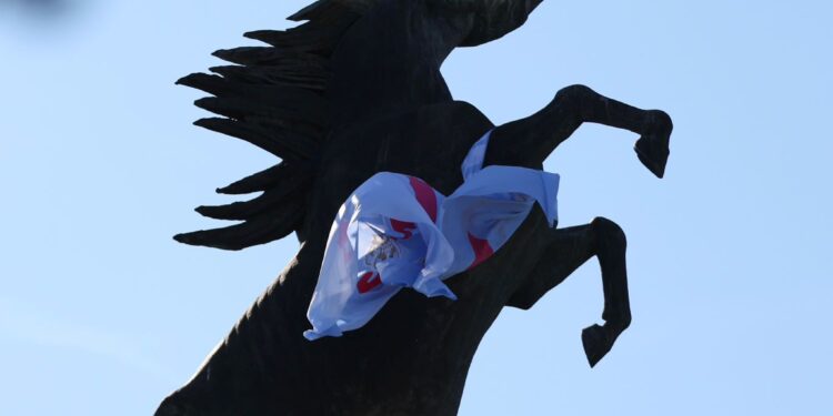 Las banderas del Celta ya ondean en los monumentos de Vigo y el Concello toma medidas en Praza América