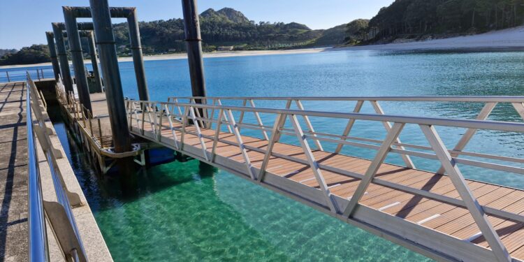 El principal muelle de Cíes estrena la temporada alta con una imagen renovada… y nueva gestión