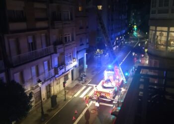 Despliegue de los bomberos para un rescate de altura en pleno centro de Vigo