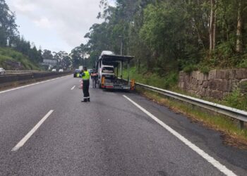 Cortado un carril en la autovía tras el incendio de un camión portacoches
