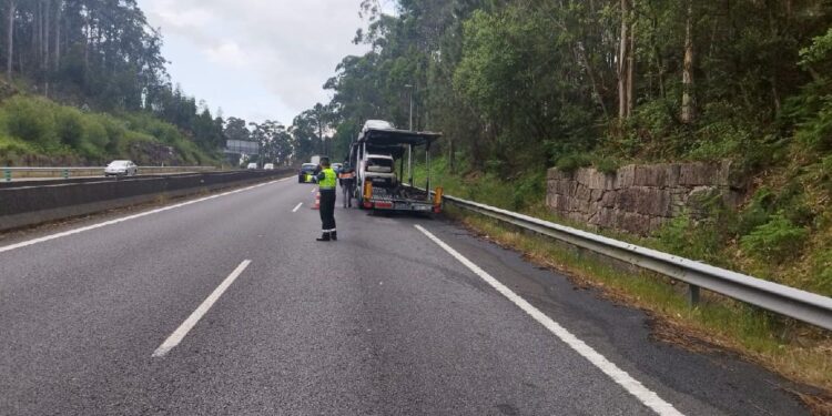 Cortado un carril en la autovía tras el incendio de un camión portacoches