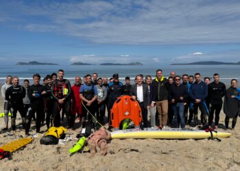 Caballero visita Samil tras perder la bandera azul: «Es una playa espléndida y tiene un agua óptima»