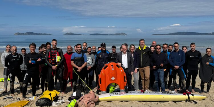 Caballero visita Samil tras perder la bandera azul: «Es una playa espléndida y tiene un agua óptima»