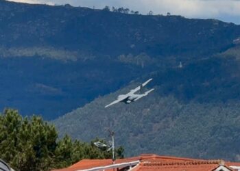 Nuevo sobresalto en el cielo de Vigo: un avión militar «roza» los tejados de una de sus parroquias