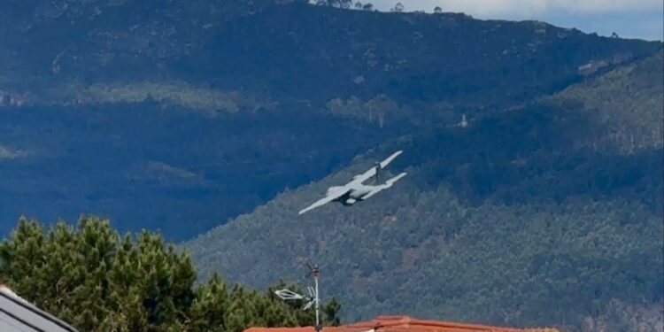 Nuevo sobresalto en el cielo de Vigo: un avión militar «roza» los tejados de una de sus parroquias