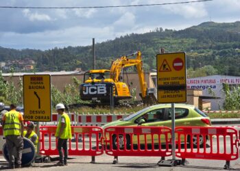 Aviso a conductores: cortado un carril en Ricardo Mella por las obras del colector de Navia