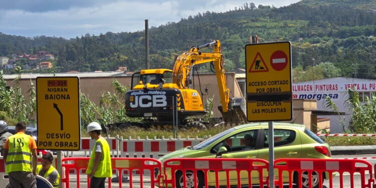 Aviso a conductores: cortado un carril en Ricardo Mella por las obras del colector de Navia