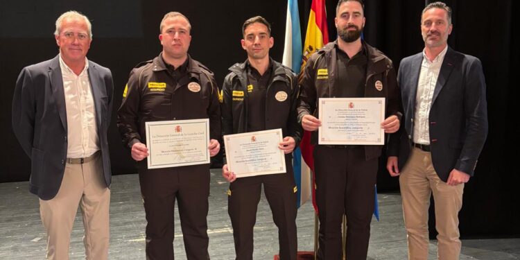 El equipo de seguridad de Vialia Vigo recibe un premio en A Coruña por salvar la vida a una mujer