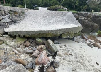 Urgen la reparación de la playa de A Punta a un mes del inicio del verano