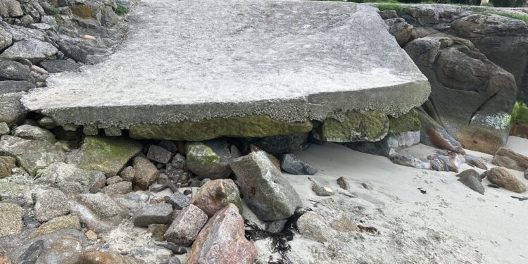 Urgen la reparación de la playa de A Punta a un mes del inicio del verano