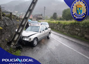 Un herido leve tras salirse de la vía y chocar contra un poste
