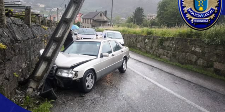 Un herido leve tras salirse de la vía y chocar contra un poste