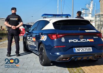 Detenidos en Vigo un hombre y una mujer por intentar romper un escaparate y por robar una tarjeta y pagar con ella