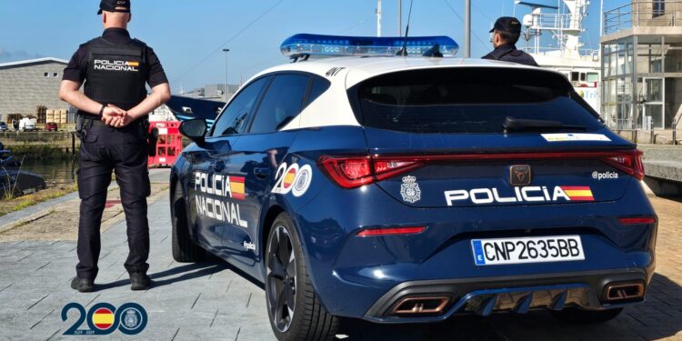 Detenidos en Vigo un hombre y una mujer por intentar romper un escaparate y por robar una tarjeta y pagar con ella