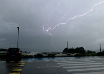Más de 1.000 rayos en Galicia: la tormenta dibuja el cielo de Vigo