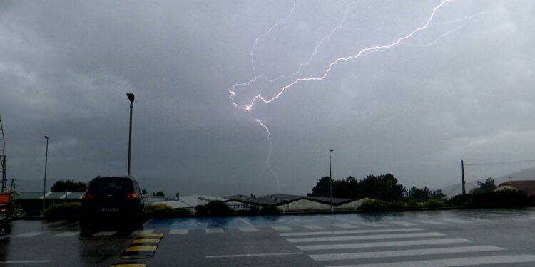 Más de 1.000 rayos en Galicia: la tormenta dibuja el cielo de Vigo