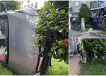 Aparatoso accidente en Moaña: un vehículo acaba volcado dentro de un jardín