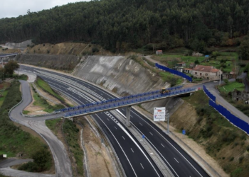 Un conductor de 17 años sufre un accidente en Vilaboa tras huir de un control de tráfico