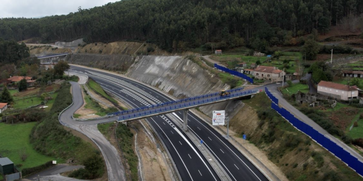 Un conductor de 17 años sufre un accidente en Vilaboa tras huir de un control de tráfico
