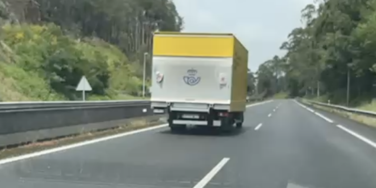 La Guardia Civil intercepta un camión dando bandazos en la autovía por una indisposición de su conductor