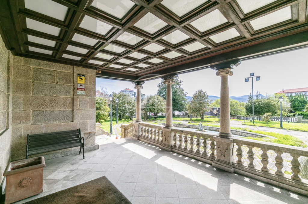 Fue construido por el emblemático arquitecto Antonio Cominges en 1949 para Enrique Lorenzo, un importante empresario responsable del desarrollo industrial de la ciudad de Vigo. Fundador de Factorías Vulcano, también fue presidente de la Diputación de Pontevedra y del Real Aero Club.