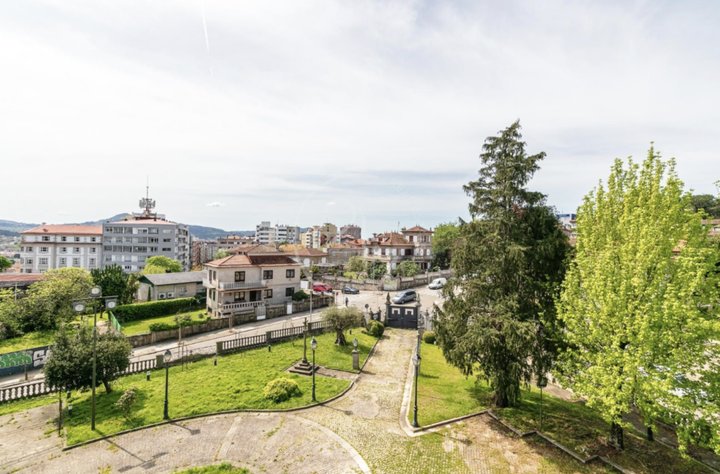 Fue construido por el emblemático arquitecto Antonio Cominges en 1949 para Enrique Lorenzo, un importante empresario responsable del desarrollo industrial de la ciudad de Vigo. Fundador de Factorías Vulcano, también fue presidente de la Diputación de Pontevedra y del Real Aero Club.