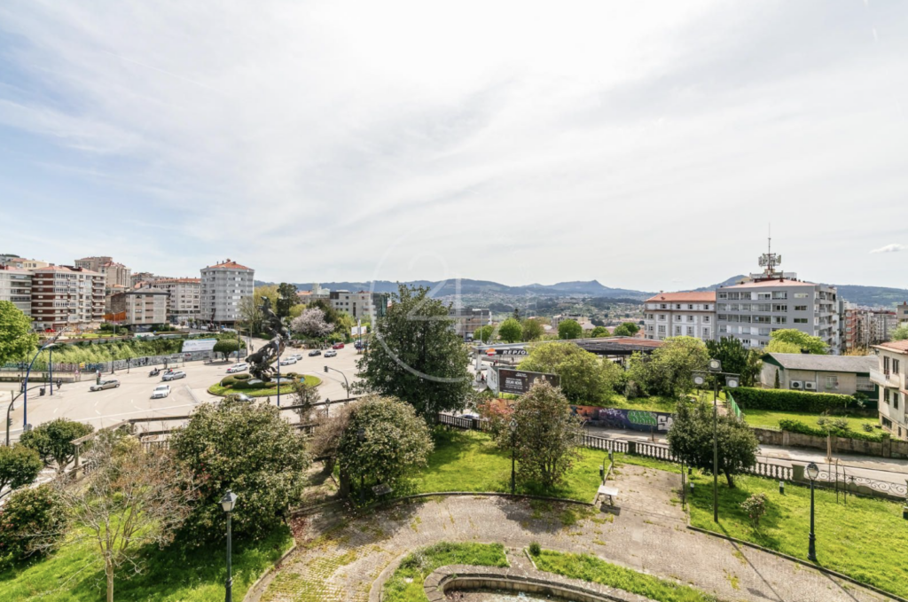 Fue construido por el emblemático arquitecto Antonio Cominges en 1949 para Enrique Lorenzo, un importante empresario responsable del desarrollo industrial de la ciudad de Vigo. Fundador de Factorías Vulcano, también fue presidente de la Diputación de Pontevedra y del Real Aero Club.