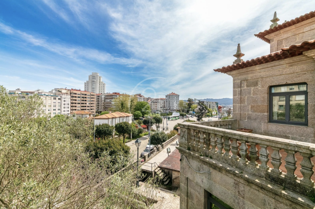 Fue construido por el emblemático arquitecto Antonio Cominges en 1949 para Enrique Lorenzo, un importante empresario responsable del desarrollo industrial de la ciudad de Vigo. Fundador de Factorías Vulcano, también fue presidente de la Diputación de Pontevedra y del Real Aero Club.
