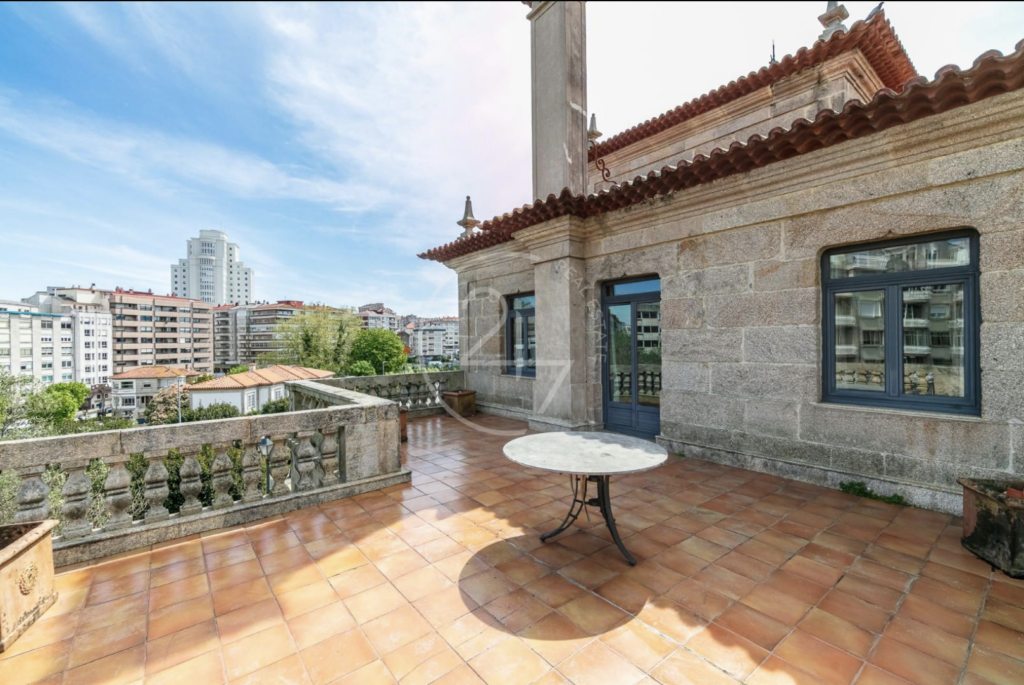 Fue construido por el emblemático arquitecto Antonio Cominges en 1949 para Enrique Lorenzo, un importante empresario responsable del desarrollo industrial de la ciudad de Vigo. Fundador de Factorías Vulcano, también fue presidente de la Diputación de Pontevedra y del Real Aero Club.