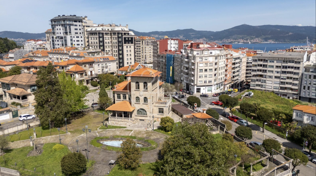 Fue construido por el emblemático arquitecto Antonio Cominges en 1949 para Enrique Lorenzo, un importante empresario responsable del desarrollo industrial de la ciudad de Vigo. Fundador de Factorías Vulcano, también fue presidente de la Diputación de Pontevedra y del Real Aero Club.